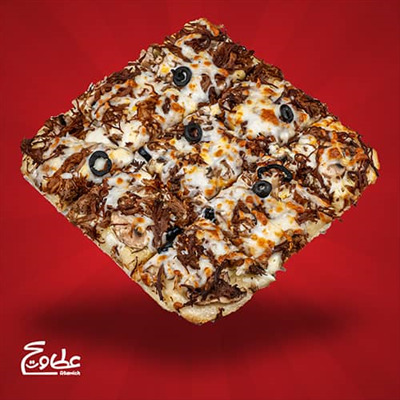 خمیر پیتزا 31*31 پنجره ای ، رست بیف ، سس آلفردو ، قارچ ، زیتون سیاه و پنیر موزارلا پیتزا رست بیف پنجره ای بزرگ